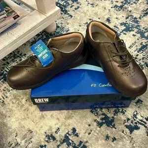 Drew women’s shoes, size 8W, NIB